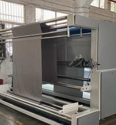 Centré en bas, on y voit une main humaine qui supporte deux mains virtuelles qui se sert la main 